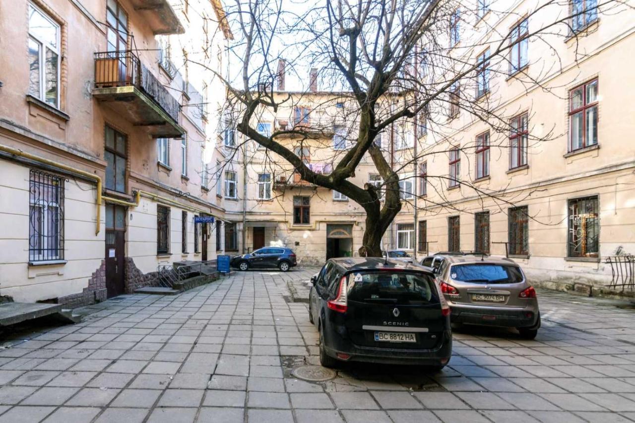Зелені Апартаменти Біля Оперного Театру Flat In The City Center Lviv Ngoại thất bức ảnh